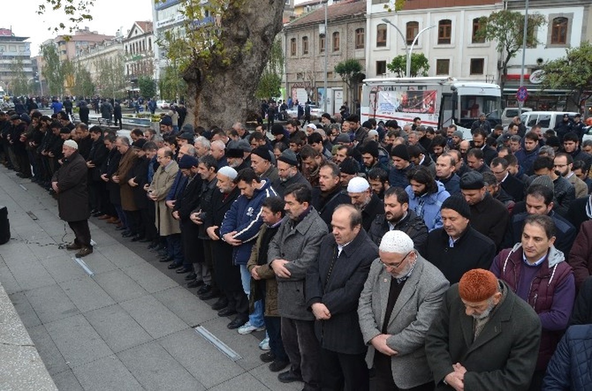 Suriye\'de Hayatını Kaybedenler İçin Trabzon\'da Gıyabi Cenaze Namazı Kılındı