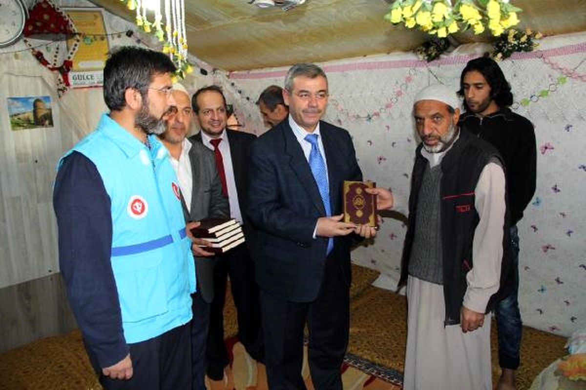 Suriyeli Sığınmacılara 5 Bin Kuran-I Kerim Hediye Edildi
