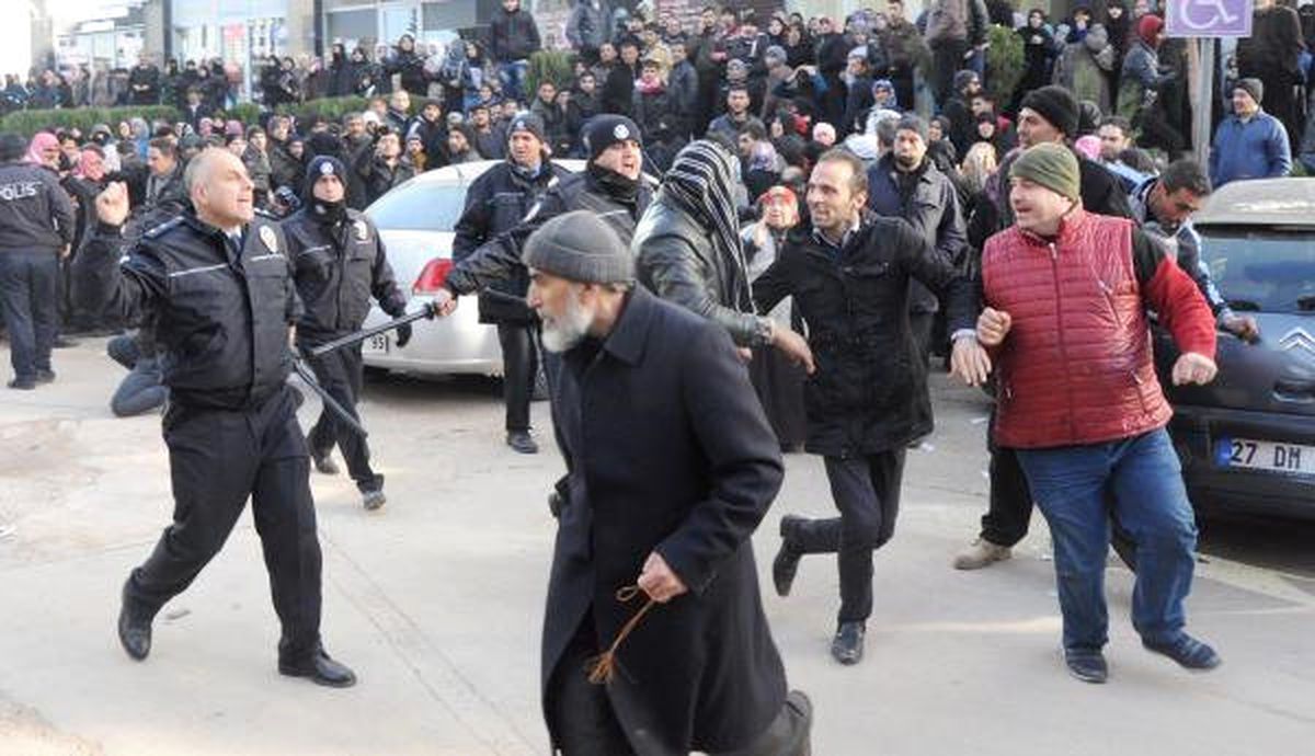 Suriyelilerin Adres Bildirimi İzdihamında Polisten Coplu Müdahale