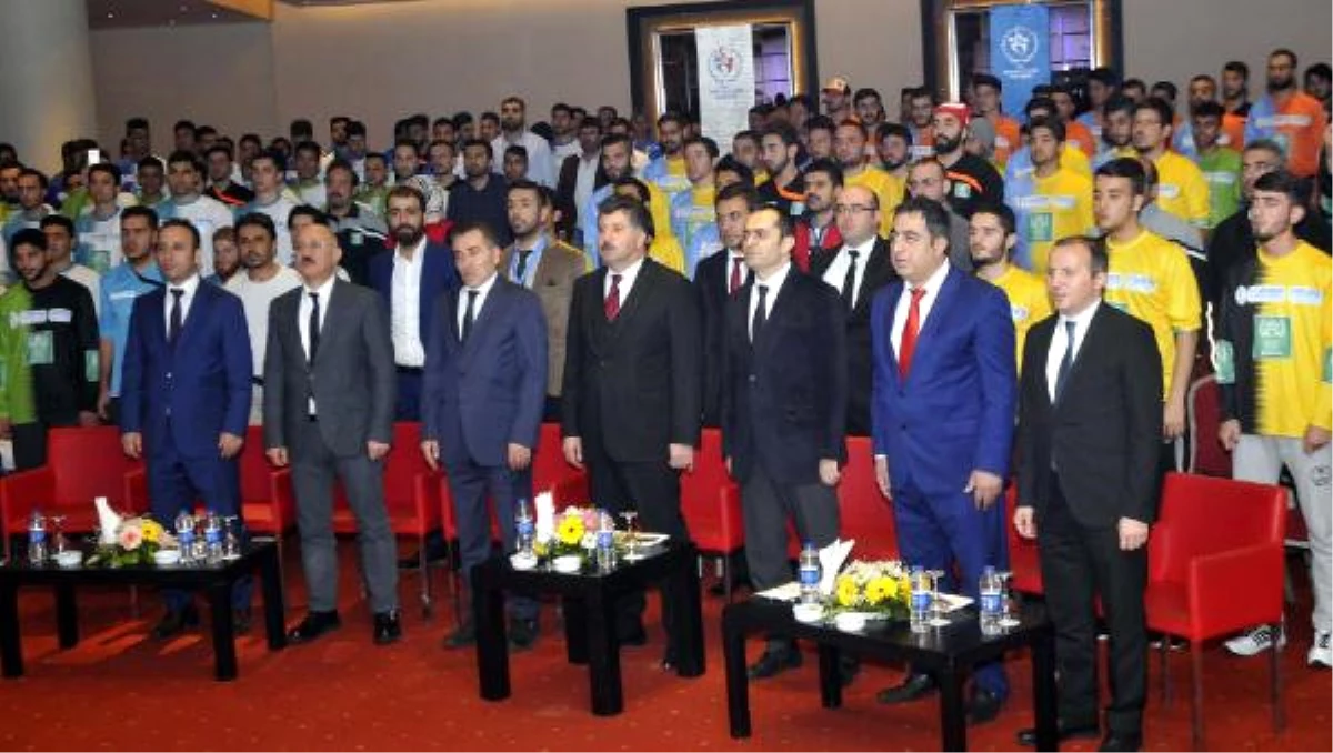 Türk ve Suriyeli Gençlerin \'Kardeşlik Turnuvası\' Başladı