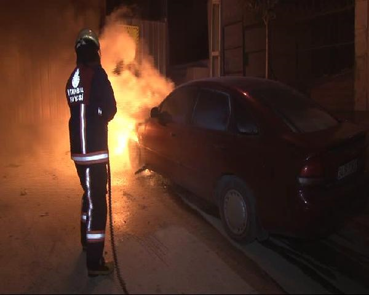 Yanan Aracını Gözyaşlarıyla İzledi