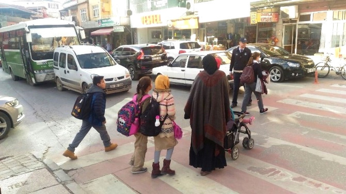 Zabıta Ekipleri, Okul Önlerinde Öğrencilerin Geçişi İçin Uygulama Başlattı