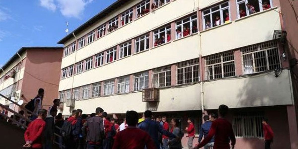 17 Yaşındaki Liseli Okul Bahçesinde Kalbine Yenik Düştü