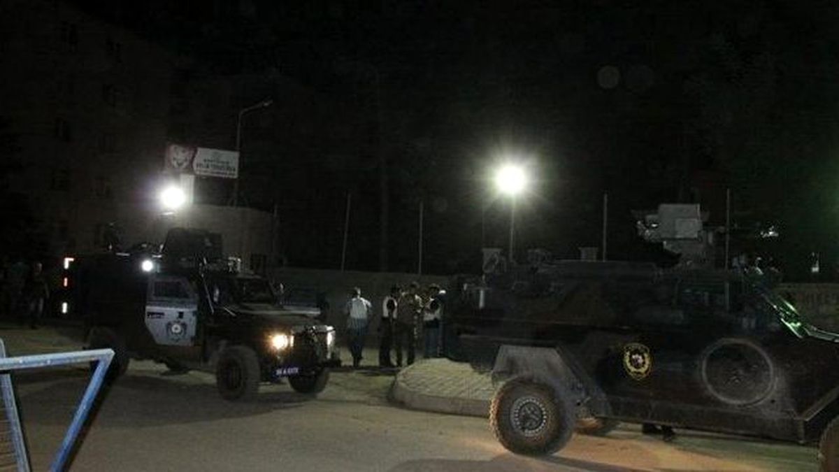 Hazro\'da Jandarma Karakoluna Bombalı Araçla Saldırı Düzenlendi
