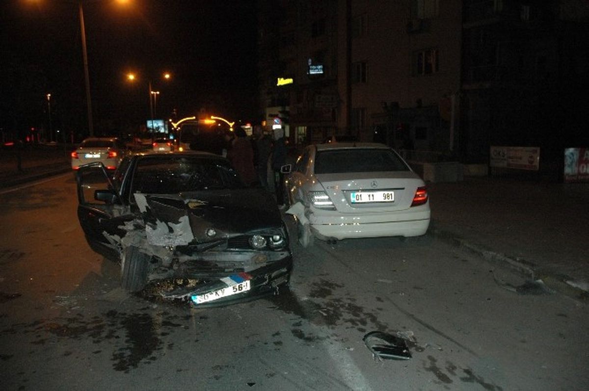Adana\'da Direksiyon Hakimiyetini Kaybetti, Park Halindeki Araca Çarptı: 1 Yaralı