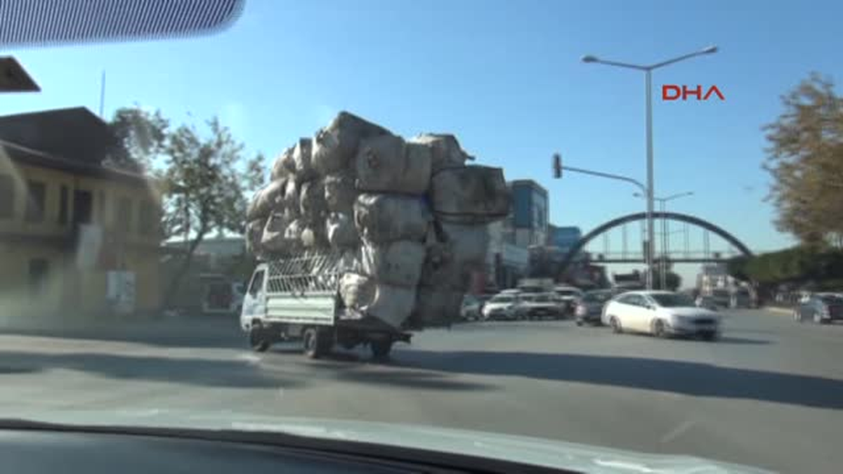 Adana Hurda Yüklü Kamyonetin Tehlikeli Yolculuğu