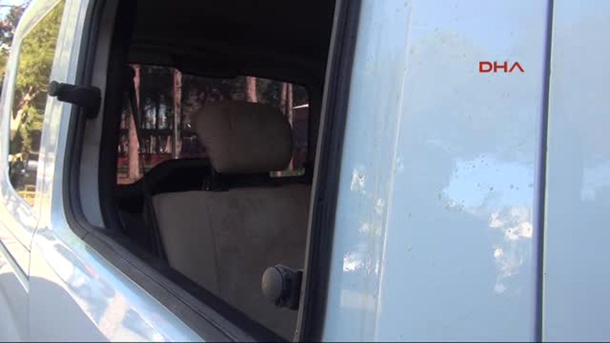 Adana Polis Otosuna Kafa Vurdu, Camını Kırdı