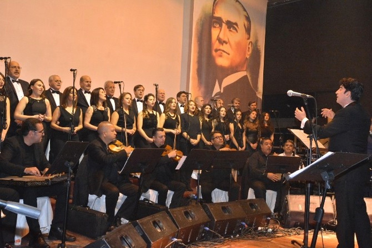 Akhisar Musiki Derneği\'nden Muhteşem Konser