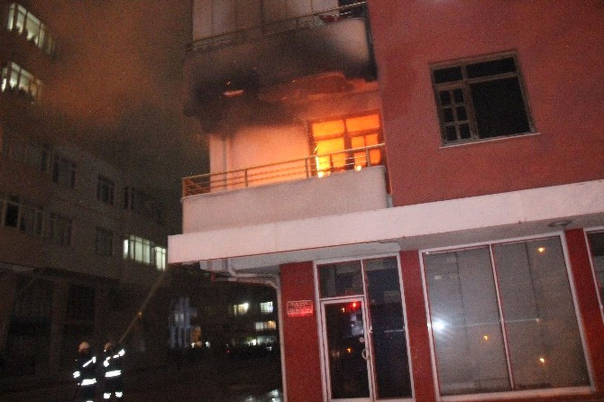 Apartmanda Çıkan Yangında Kurtarma Operasyonu