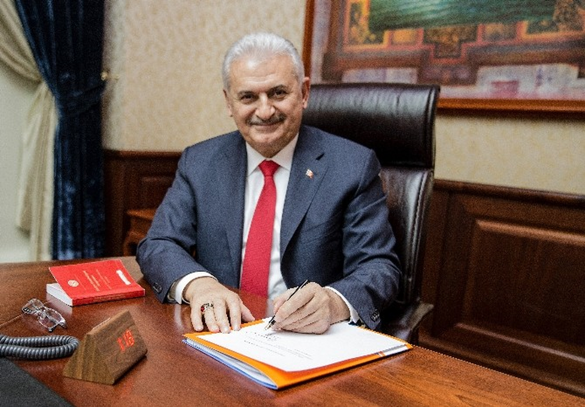 Başbakan Yıldırım\'ın Anayasa Değişikliği Teklifini İmzalamasının Fotoğrafı Paylaşıldı