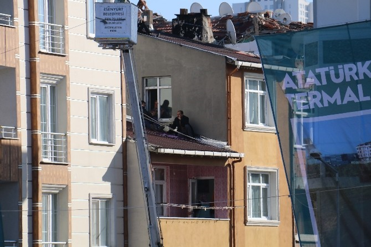 Cumhurbaşkanı Erdoğan\'ı Görebilmek İçin Çatılara Çıktılar