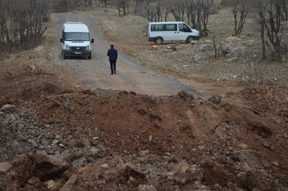 Diyarbakır\'da Saldırı Sonrası 3.5 Metre Derinliğinde Çukur Açıldı