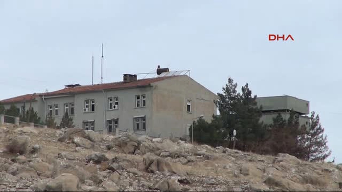 Diyarbakır PKK\'lılar Karakola Bombalı Arçla 300 Metre Yaklaşabilmiş