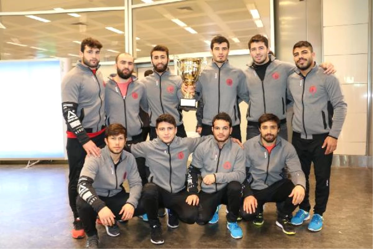 Dünya 2.\'si İstanbul Büyükşehir Belediyesi Güreş Takımı Yurda Döndü
