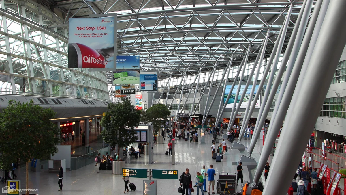 Düsseldorf Havaalanında 14 Türk Yolcu Bekletiliyor
