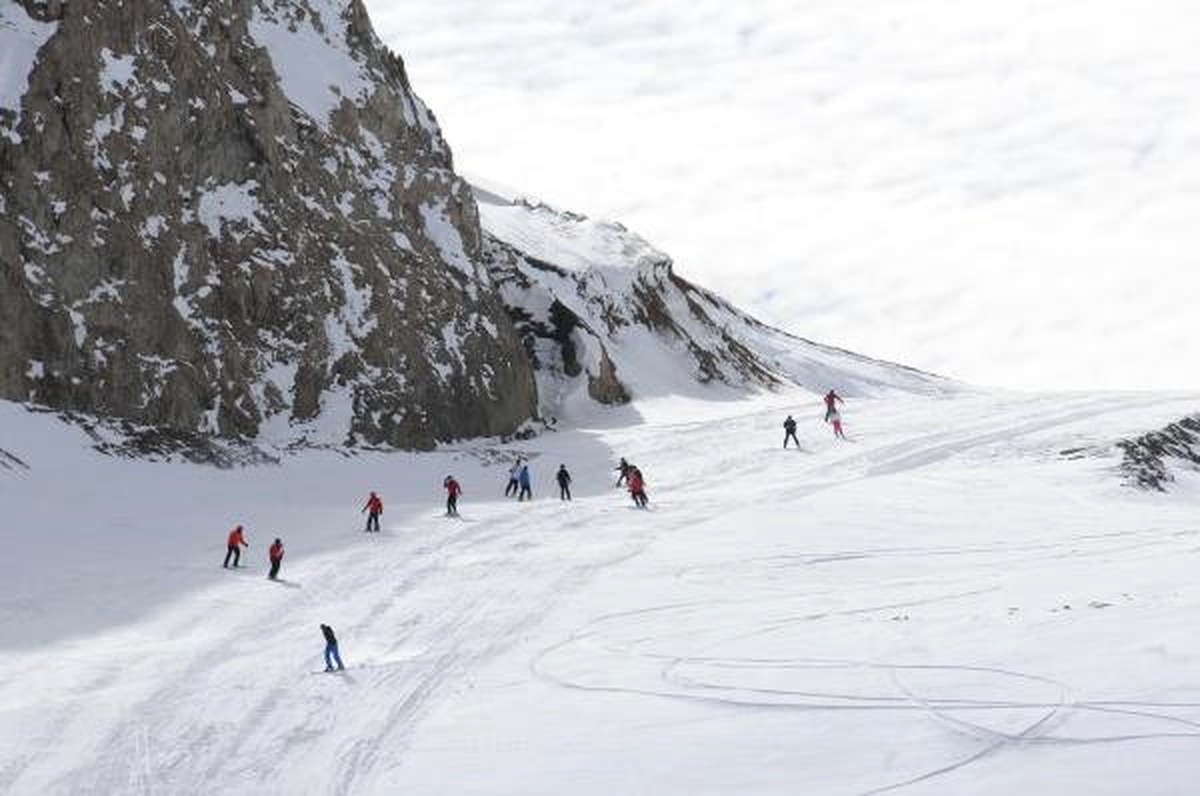 Hakkari Dağlarında Nefes Kesen Kayak ve Snowboard Gösterisi
