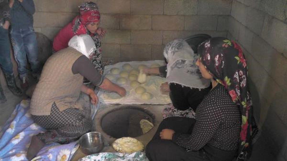 İmece Usulü Ekmek Pişiriyorlar