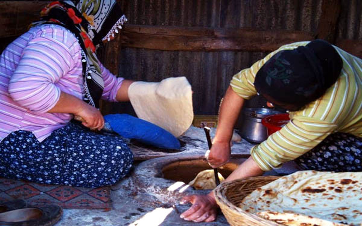 İmece Usulü Ekmek Pişiriyorlar