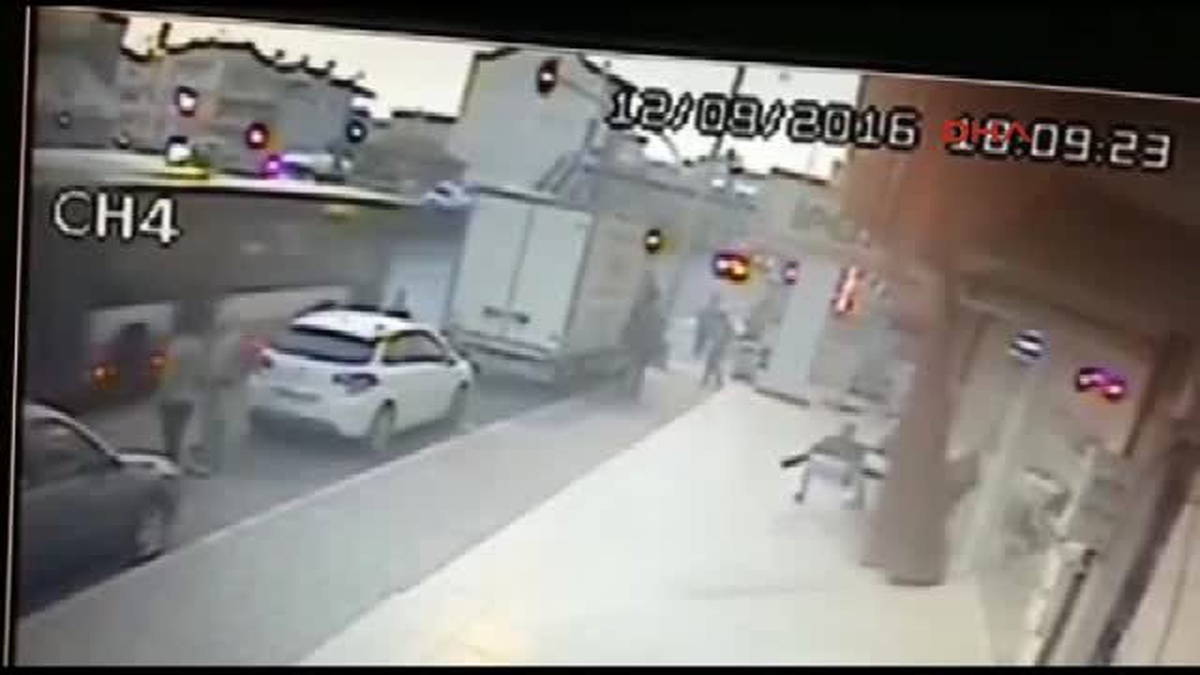 Otomobil Yayaya Çarptı, Mahalleli Yolu Kapattı