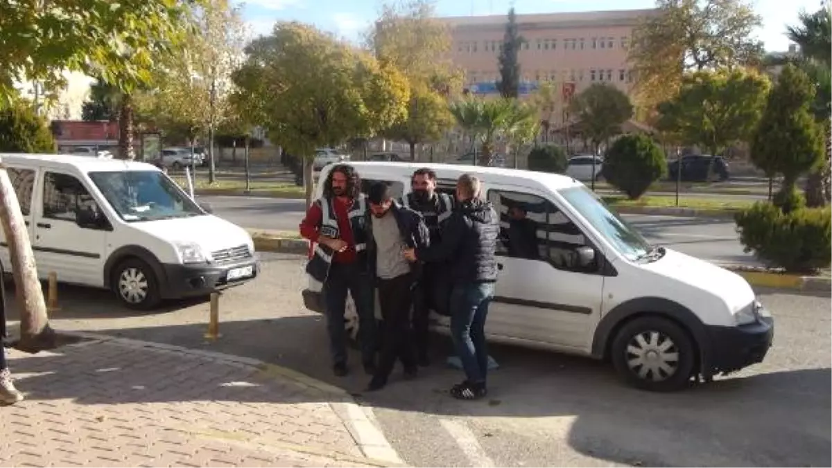 Kaçtığı Otomobille Polis Aracına Çarpınca Yakalandı