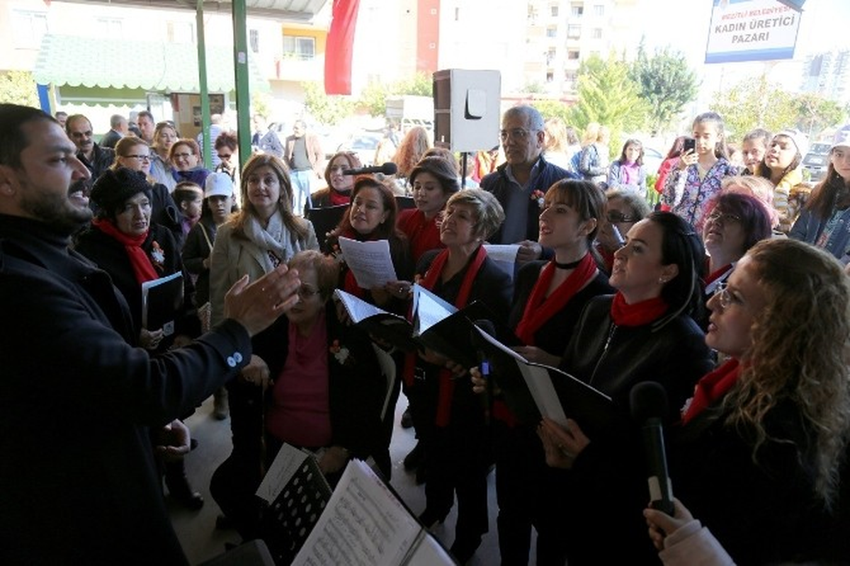 Kadın Üretici Pazarı\'nda Şarkı Sesleri Yükseldi