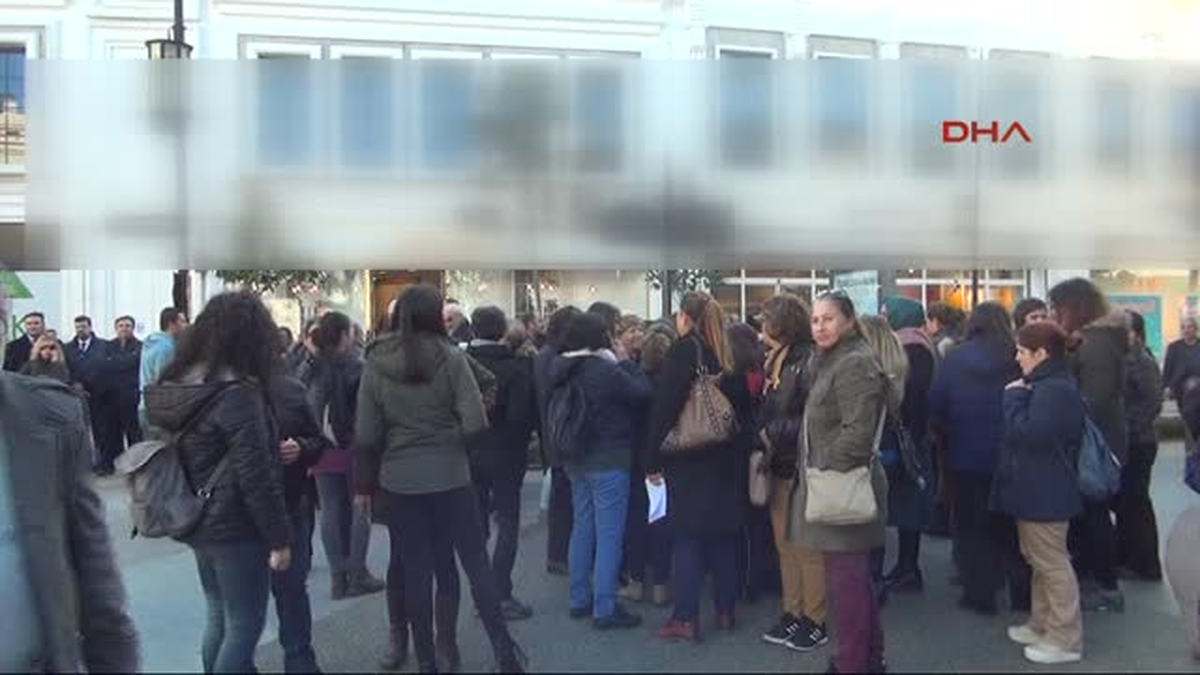 Kadınlar Genç Kıza Uygulanan "Çıplak Arama"Yı Protesto Ettiler