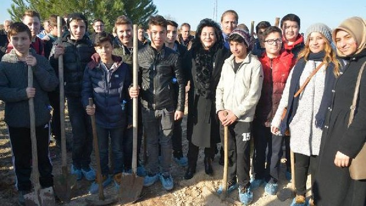 Kırklareli\'nde Öğrenciler Fidan Dikti