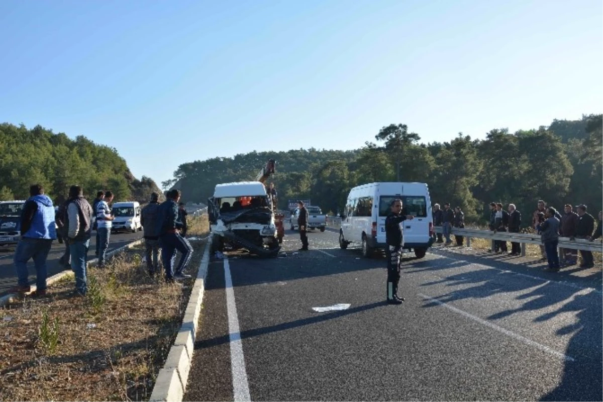 Köyceğiz\'de İki Minibüs Çarpıştı: 11 Yaralı