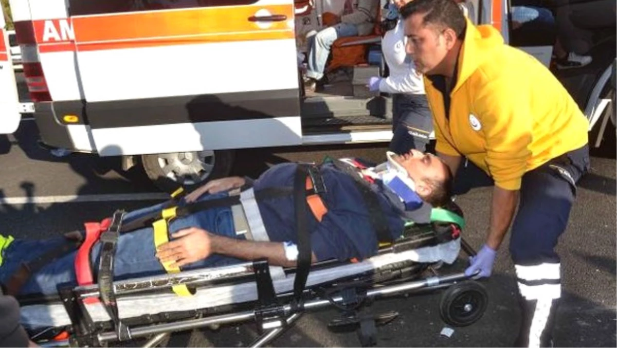 Köyceğiz\'de Minibüsler Çarpıştı: 9 Yaralı