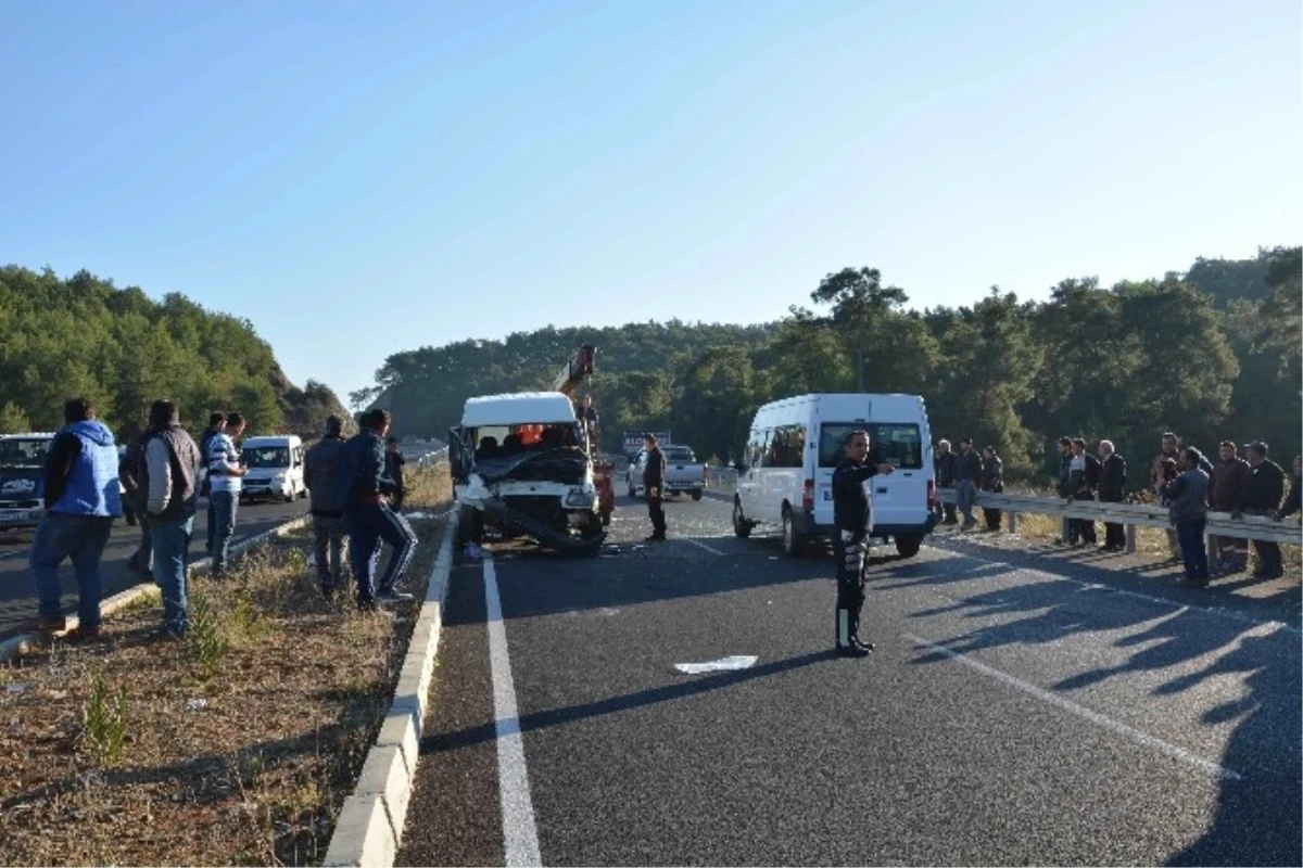 Muğla\'da İki Minibüs Çarpıştı: 11 Yaralı