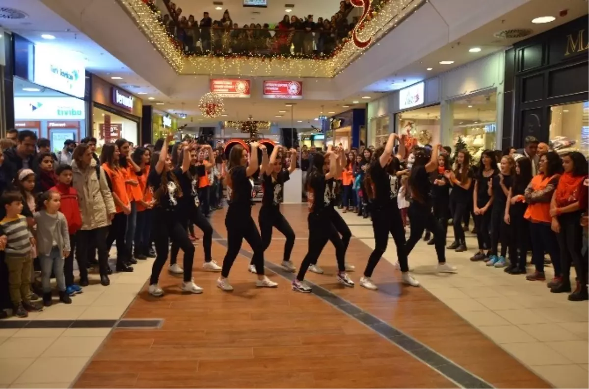 Öğrencilerden Kadına Yönelik Şiddete Karşı "Flash Mob Dans Gösterisi"