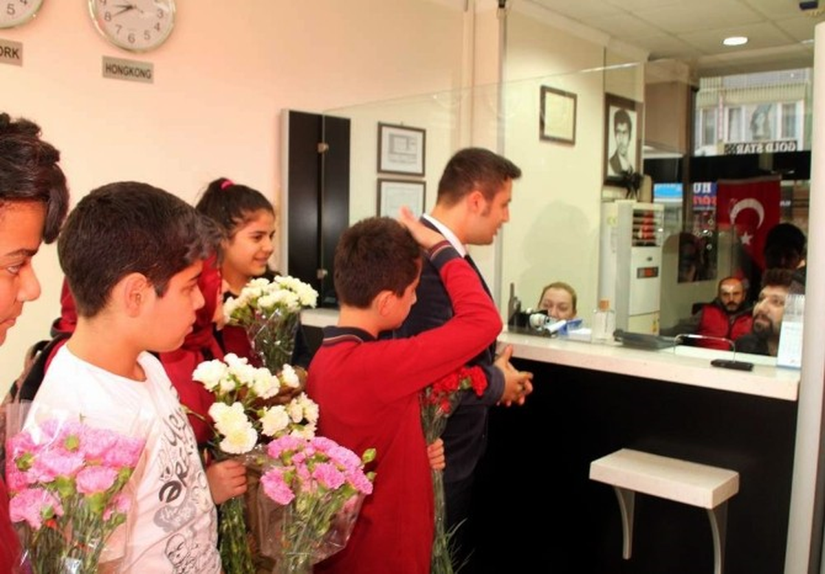 Ortaokul Öğrencileri Harçlıklarıyla Aldıkları Dövizlerini TL\'ye Çevirdi