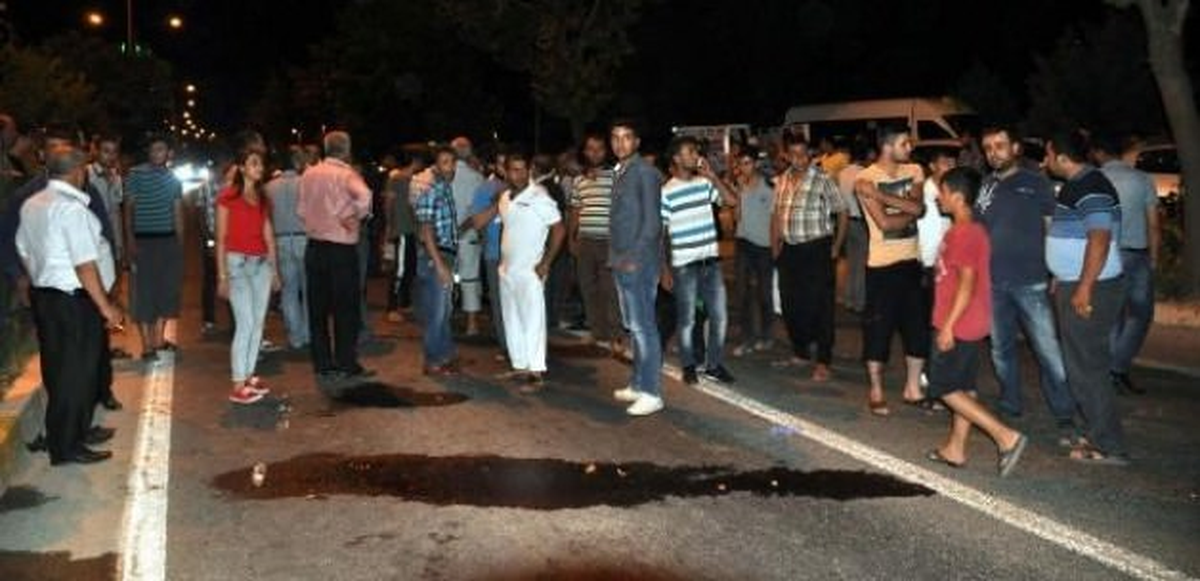 Otomobil Yayaya Çarptı, Mahalleli Yolu Kapattı