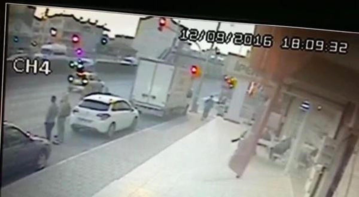 Otomobil Yayaya Çarptı, Mahalleli Yolu Kapattı (2)