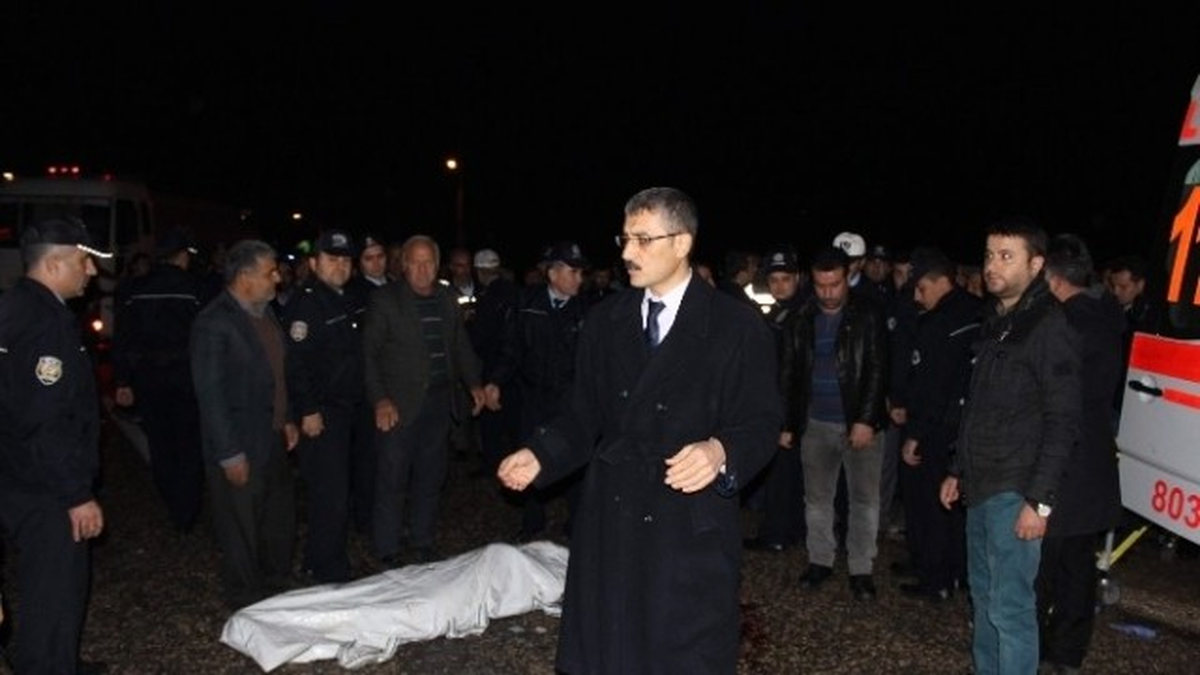 Otomobil Yayaya Çarptı, Mahalleli Yolu Kapattı