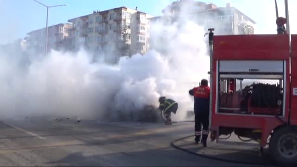 Uşak\'ta Otomobil Yangını