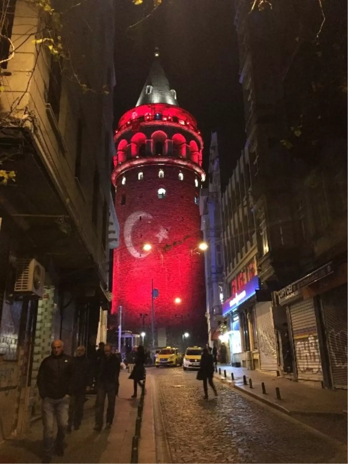 15 Temmuz Şehitler Köprüsü ve Galata Kulesi\'ne Teröre Tepki İçin Türk Bayrağı Yansıtıldı