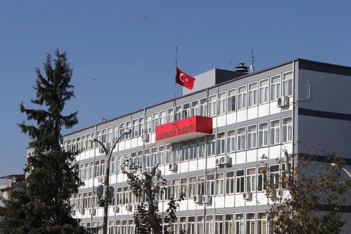 Adıyaman\'da Bayraklar Yarıya İndi