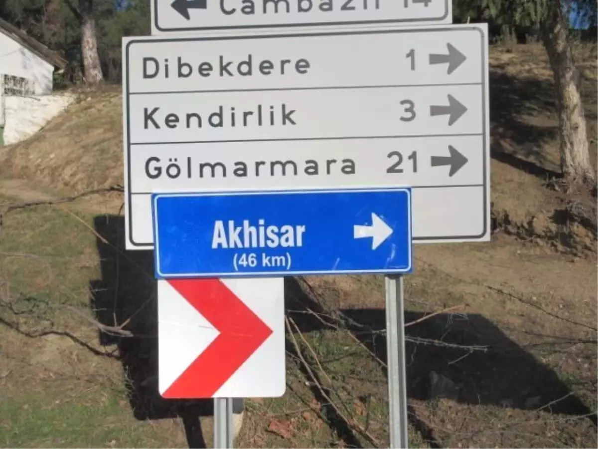 Ahmetli\'de Yön ve Trafik Levhaları Yerleştirildi