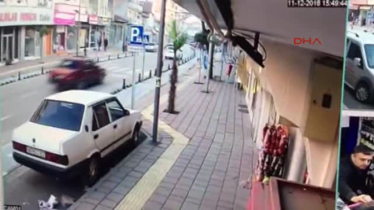Bartın Küçük Kıza Otomobilin Çarptığı An Güvenlik Kamerasında