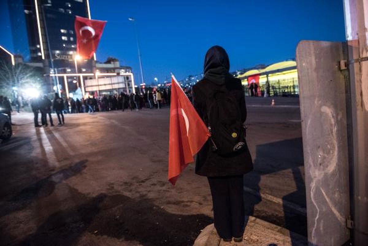 Beşiktaş\'da Olay Yerindeki Anmalar Sürüyor