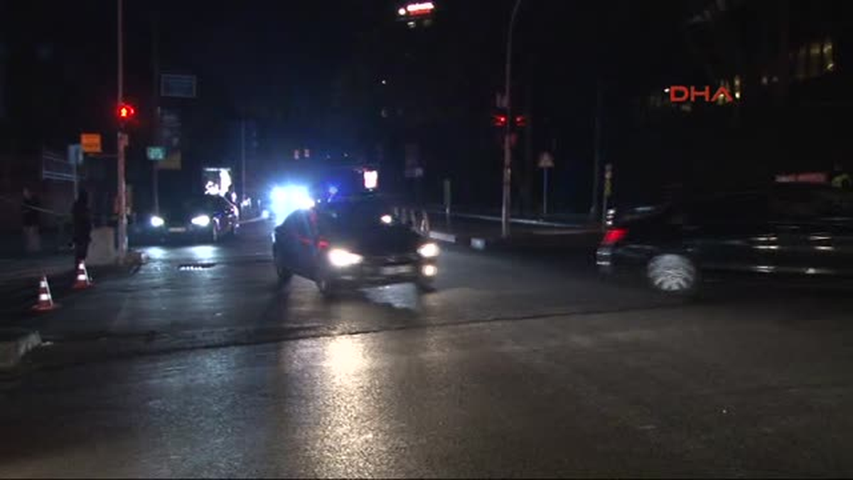 Beşiktaş\'ta Iki Bombalı Saldırının Olduğu Yerde Polis Incelemelerini Sürdürüyor
