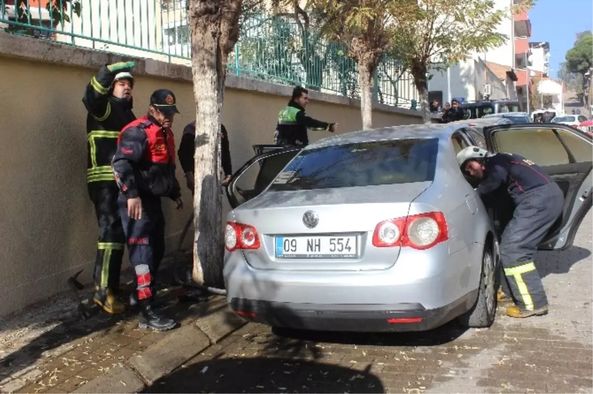 Bir Anda Tütmeye Başlayan Araç Paniğe Neden Oldu