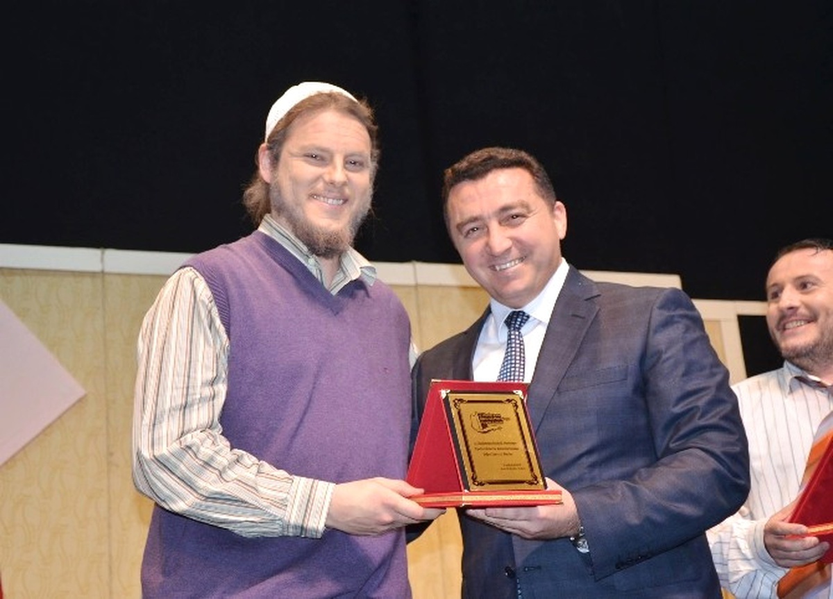 Bozüyük Tiyatro Günleri\'nde "Darısı Başımıza" Sahnelendi
