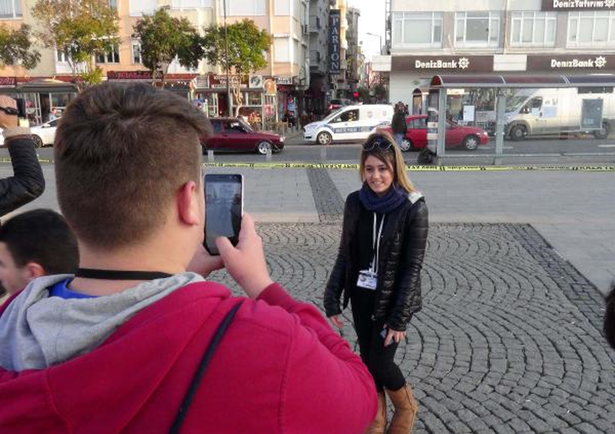 Çanakkale\'de Gençler Şüpheli Çanta ile Selfie Çekildiler