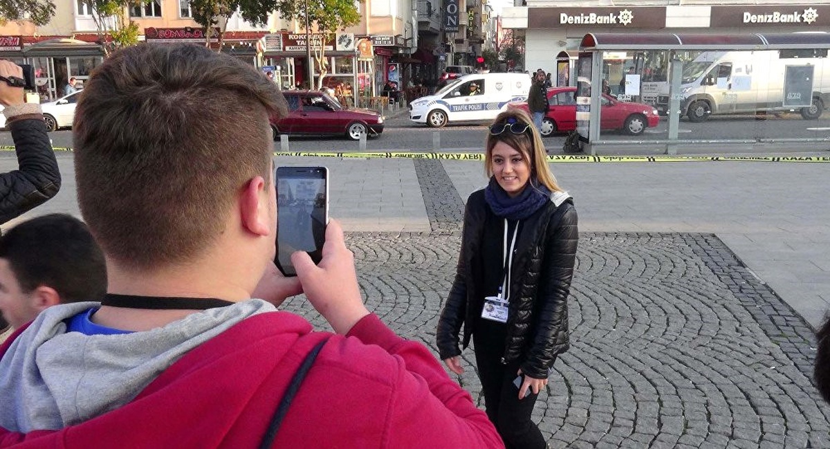 Çanakkale\'de Şüpheli Çanta ile Hatıra Fotoğrafı Çektirdiler