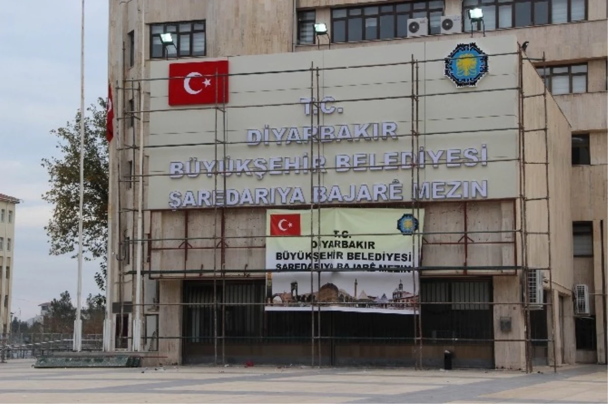 Diyarbakır Büyükşehir Belediyesi\'ne Yeni Tabela Asıldı