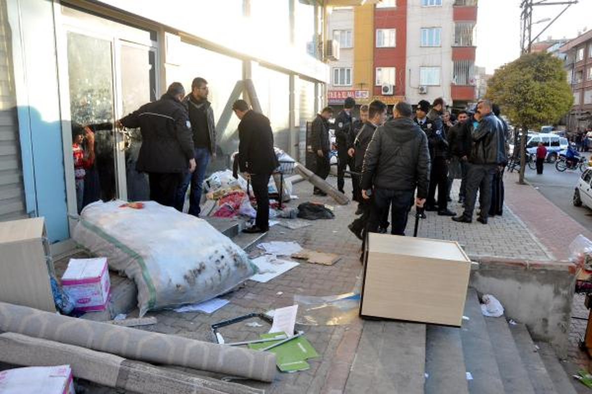 Fetö\'den Mühürlenen Dernekte Yağma: 40 Gözaltı