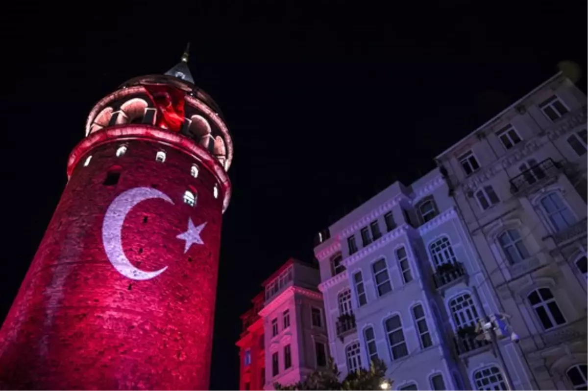 Galata Kulesi Kırmızı Beyaza Büründü