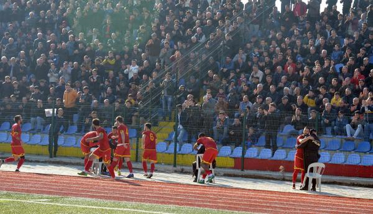 Gol Atınca Sevinçlerini Polislerle Paylaştılar